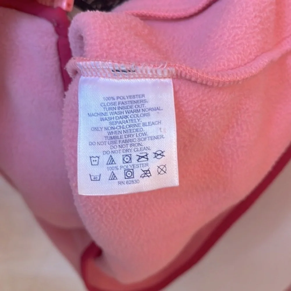 Land’s End girls pink fleece jacket is size medium 10-12